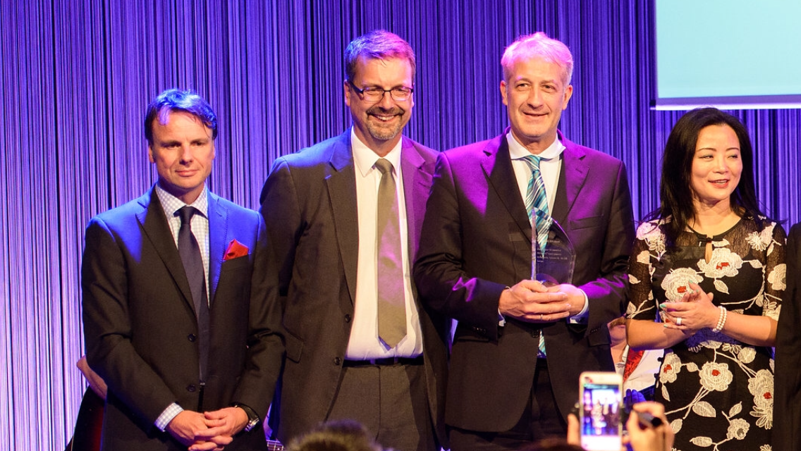PD Dr. Ralf-Christian Lerche nimmt den EVO Vision ICL 3000 Award für besondere Verdienste entgegen.