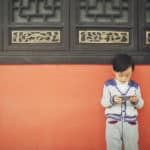 chinesischer Junge mit Smartphone