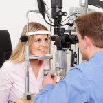 Augencheck zur Bestimmung der Hornhautverkrümmung