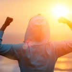 Frau im Sonnenuntergang