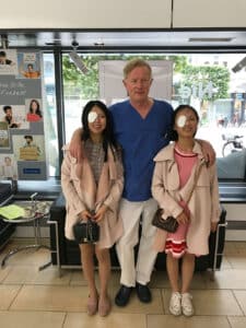 Dr. Jørgensen mit Mei Jin und Ying Ying Jin