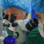 Dr. Jørgensen während einer Behandlung des Grauen Stars