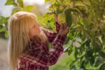 Martina Löpchens am Apfelbaum