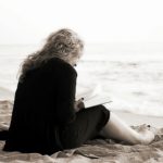 Anke Garber-Rhode liest am Strand