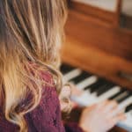 Saskia Schmidt-Enders beim Klavierspielen