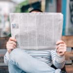 Mann, der Zeitung liest