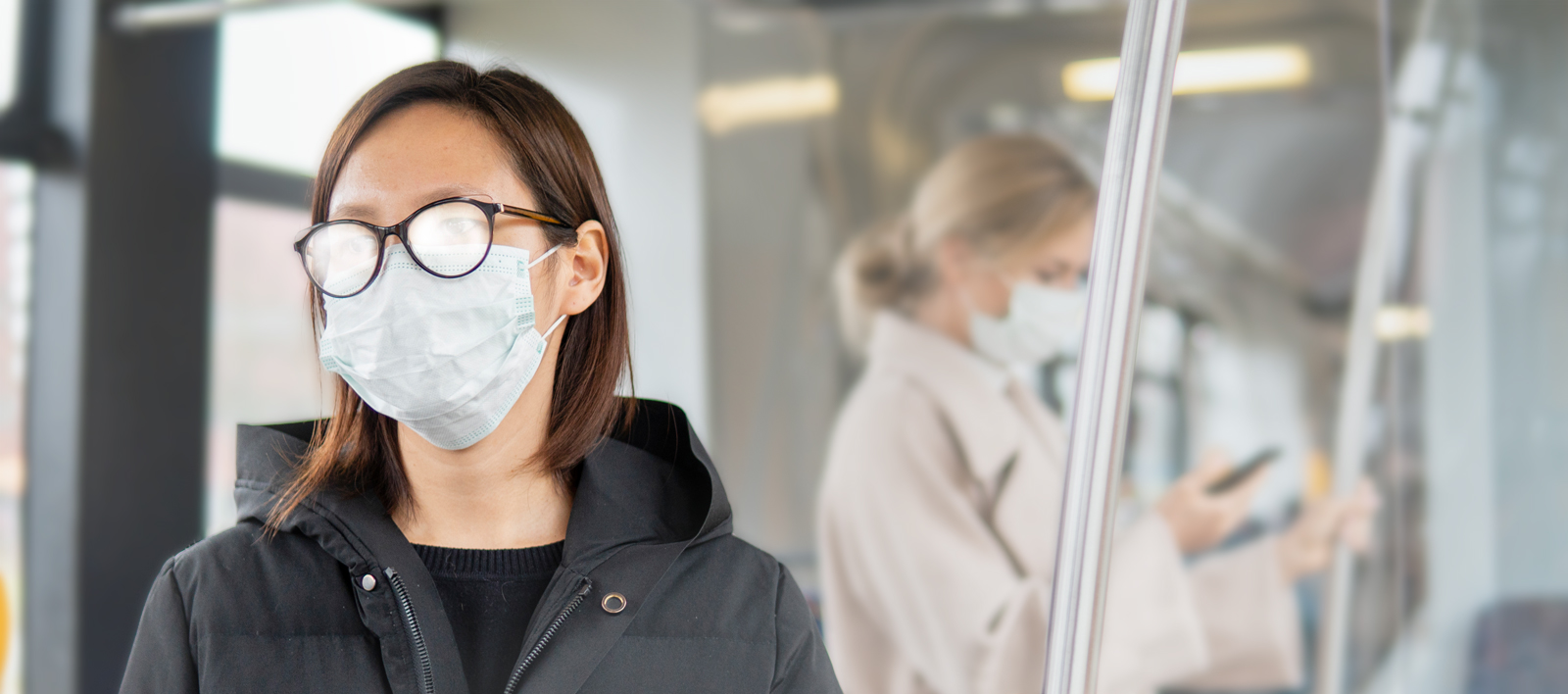 Frau mit beschlagener Brille wegen Atemschutz