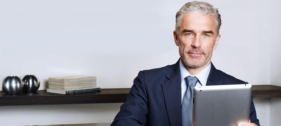 Mann ohne Brille mit Ipad