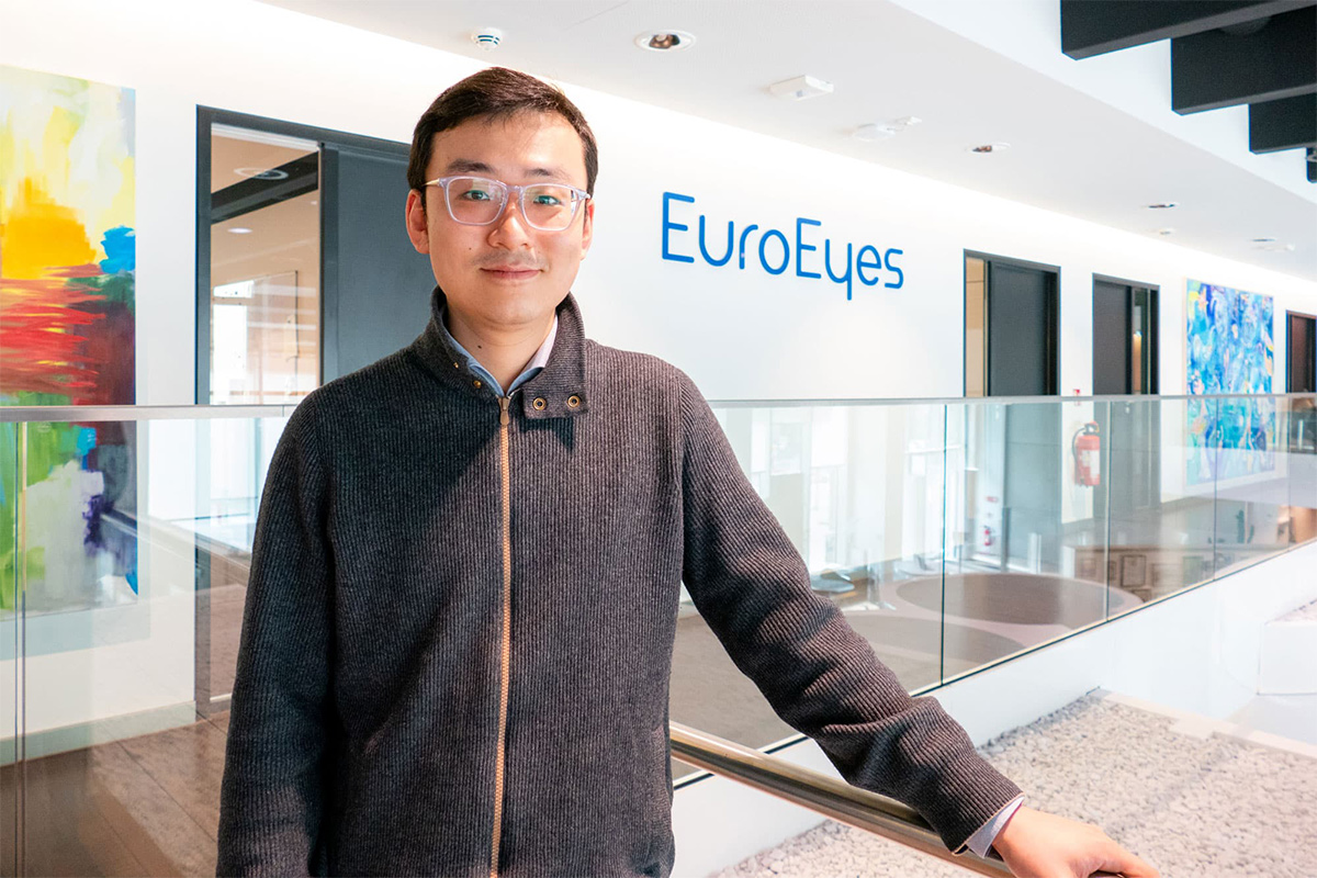 Michael Zhang: EuroEyes Mitarbeiter unterzieht sich einer ICL-Behandlung