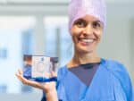 Dr. med. Miriam Meddour mit dem ZEISS Award für 10 Millionen SMILE-Behandlungen