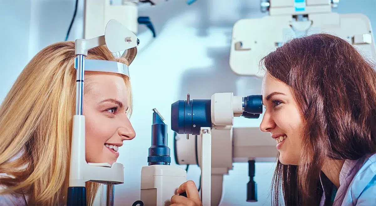 EuroEyes-Augenuntersuchung-durch-Refraktive-Koordinatorin EuroEyes Augenuntersuchung durch Refraktive Koordinatorin