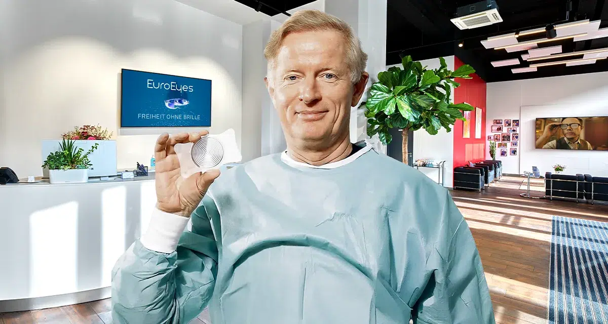 Dr-Joergensen-mit-einem-Trifokallinsenmodell--bei-EuroEyes-Wiesbaden Dr Joergensen mit einem Trifokallinsenmodell bei EuroEyes Wiesbaden