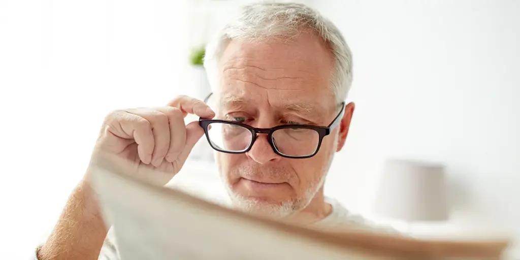 Aelterer-Mann-mit-Altersweitsichtigkeit-hat-Probleme-beim-Lesen Aelterer Mann mit Altersweitsichtigkeit hat Probleme beim Lesen