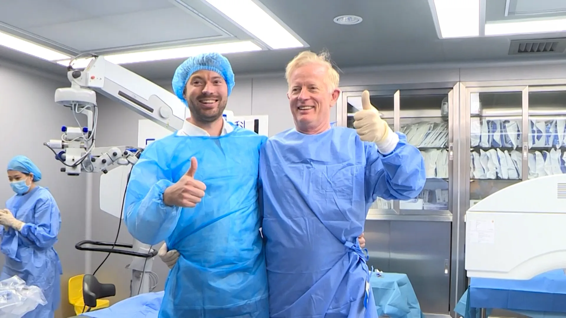 Dr-Joergensen-und-Sohn-Jannik-nach-der-ICL-Implantation Dr Joergensen und Sohn Jannik nach der ICL Implantation